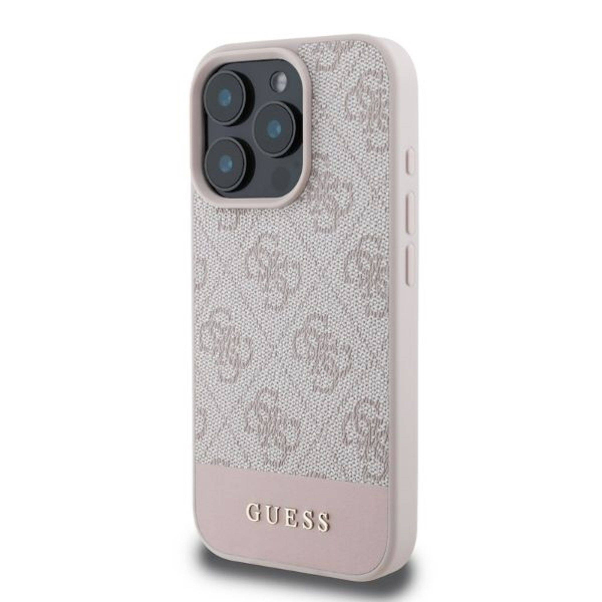 Beige Guess iPhone-Hülle mit strukturiertem Monogrammmuster, rosa Bodenpanel und erhöhtem Dreifach-Kameraausschnitt.