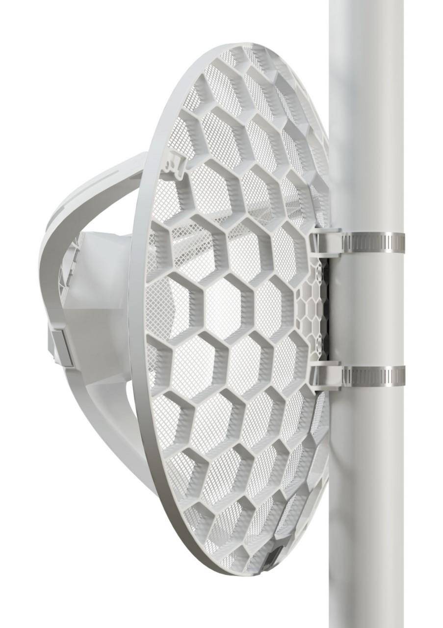 Weiße kreisförmige parabolische Antenne mit wabengemustertem Gesicht, das mit Metallklammern an einer vertikalen Stange befestigt ist.
