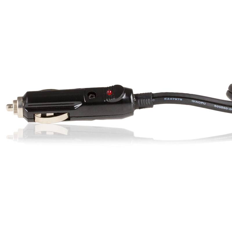 Ein schwarzer Autozigarettenanzünder-Adapter mit einer roten Kontrollleuchte und einem spiralförmigen Kabel, das sich von einem Ende erstreckt.