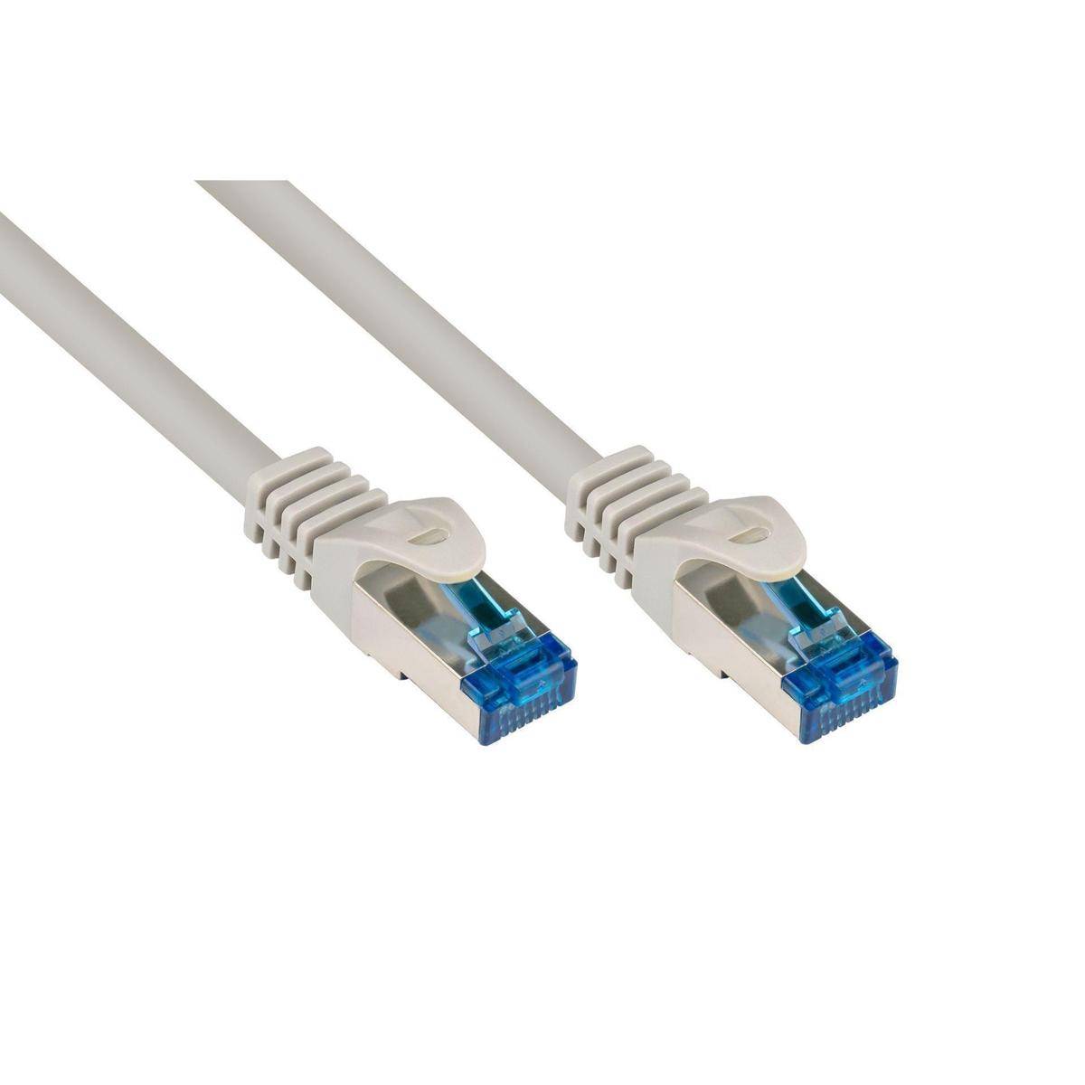 Zwei beige Ethernet-Kabel mit blauen Clips in Nahaufnahme, die ihre Anschlüsse hervorheben, vor einem schlichten weißen Hintergrund.