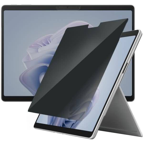 Zwei Tablet-Geräte in einem Klappständer, wobei ein Tablet vorne und in der Mitte dargestellt ist und ein anderes dahinter auf weißem Hintergrund.
