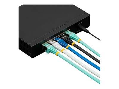 Ein schwarzer Netzwerk-Switch mit sechs farbigen Ethernet-Kabeln verbunden, was Netzwerkkonnektivität anzeigt.