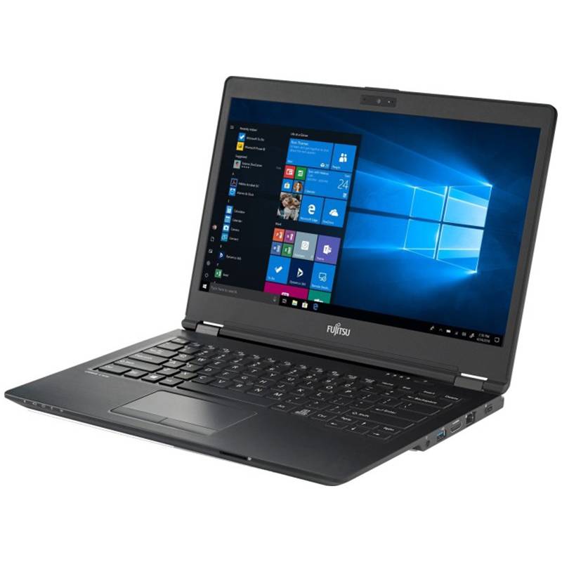 Fujitsu-Laptop auf weißem Hintergrund geöffnet, zeigt das Windows 10-Startmenü und den Desktop auf seinem Bildschirm an.