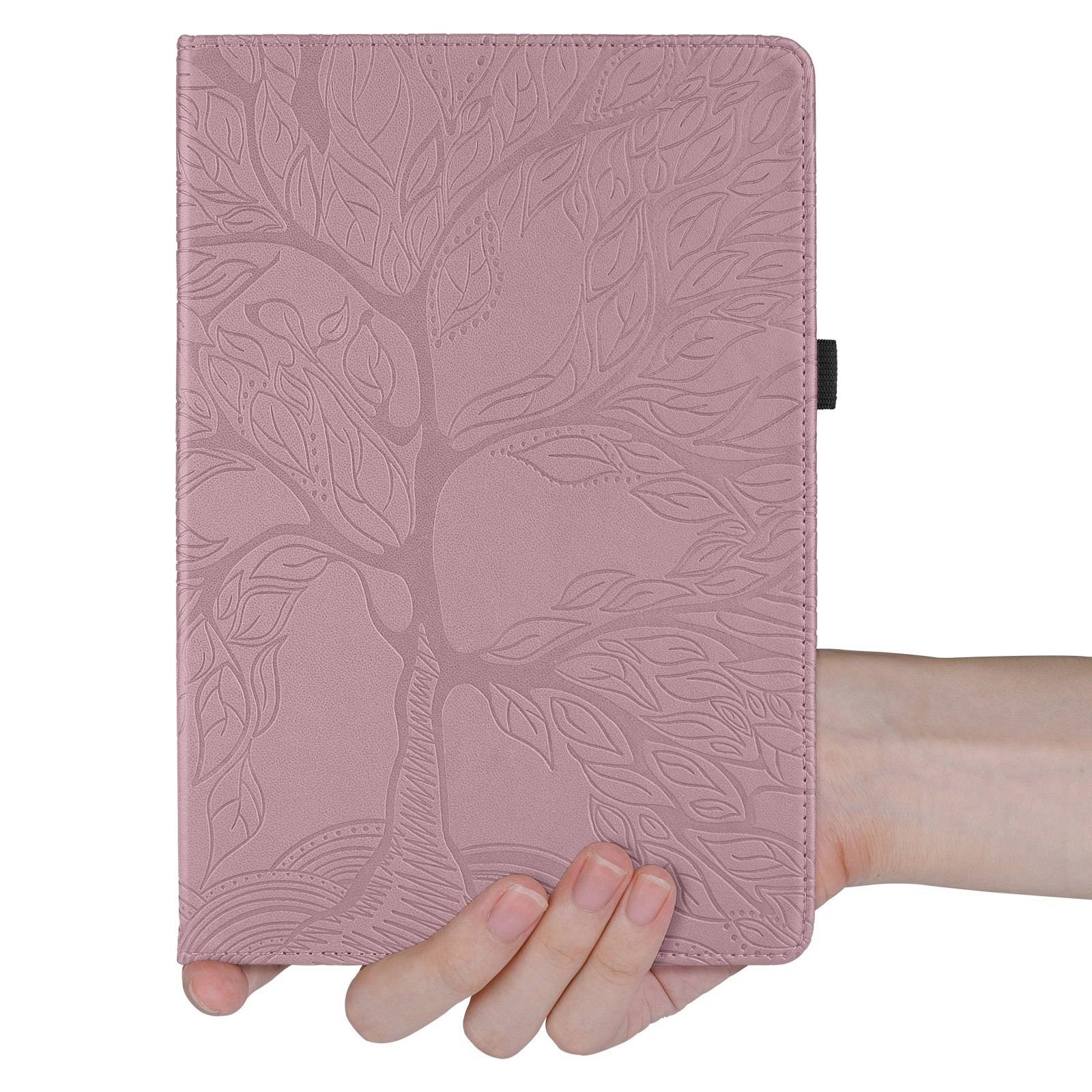 Rosa geprägte Notizbuch- oder Tablet-Hülle mit Baumdesign, in einer Hand vor einem einfachen Hintergrund gehalten.
