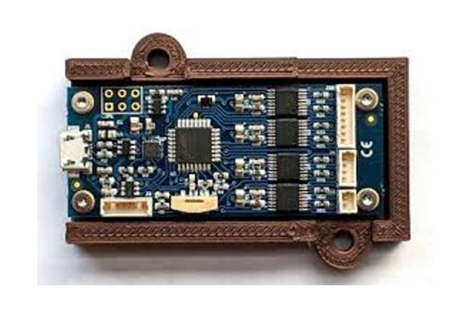 Kleine blaue elektronische Leiterplatte, die in einem braunen 3D-gedruckten Rahmen montiert ist, mit Steckverbindern, Chips und Befestigungslöchern.