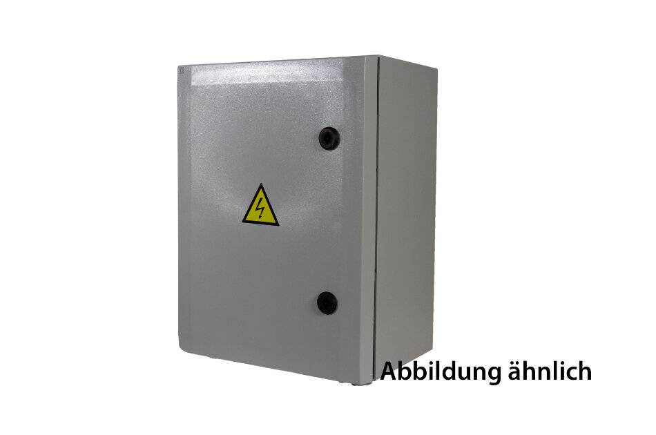 Grauer Metallschaltschrank mit gelbem Hochspannungswarnzeichen und zwei schwarzen Verschlüssen, dargestellt vor weißem Hintergrund.