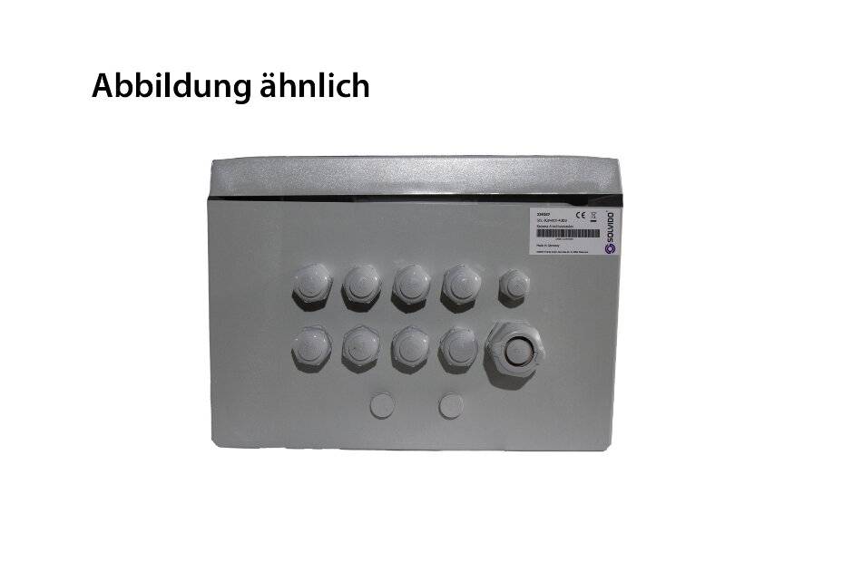 Grauer elektrischer Schaltkasten mit mehreren runden Druckknöpfen oder Kabeleinführungsverschraubungen auf der Frontplatte, dargestellt vor weißem Hintergrund.