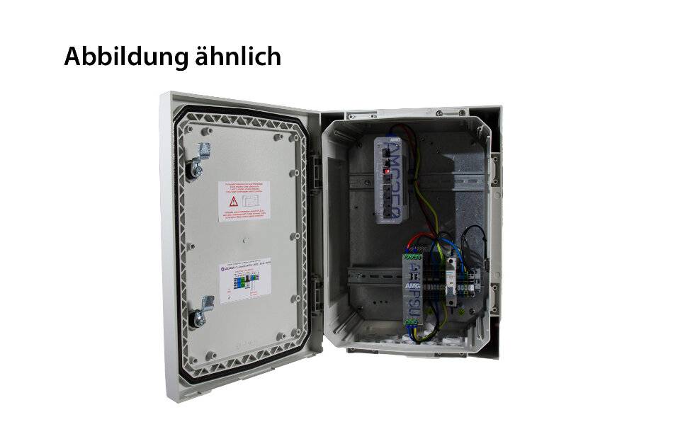 Offener Elektrischer Schaltschrank mit offener Tür, der Verdrahtung, Klemmenblöcke und im Inneren montierte Komponenten zeigt.