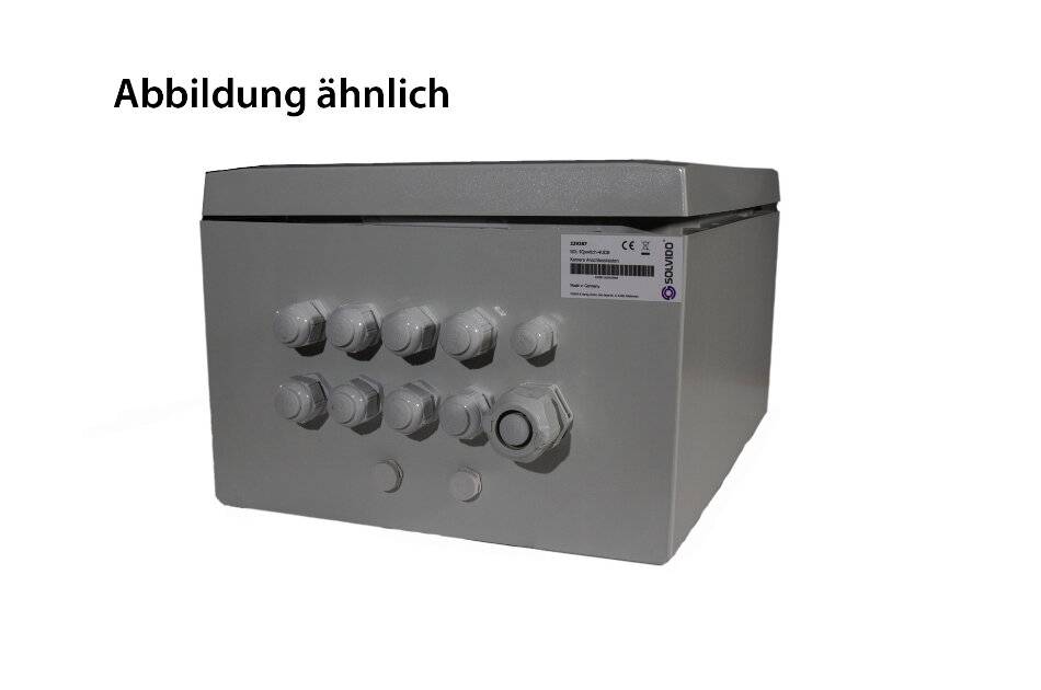 Graue elektrische Verteilerdose mit mehreren Kabelverschraubungen/Steckverbindern auf der Vorderseite und einem kleinen Etikett auf der oberen rechten Seite.