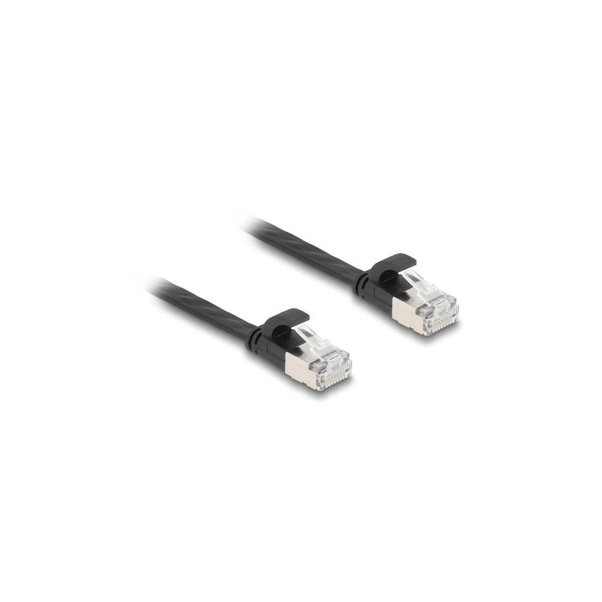 Ein schwarzes Ethernet-Kabel mit Steckern an beiden Enden, verwendet für Netzwerkverbindungen.