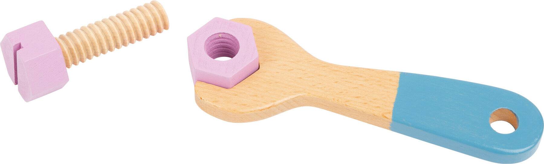 Ein hölzerner Schraubenschlüssel hält eine violette Sechskantmutter und zeigt eine Unvereinbarkeit zwischen Material und Werkzeugkompatibilität.