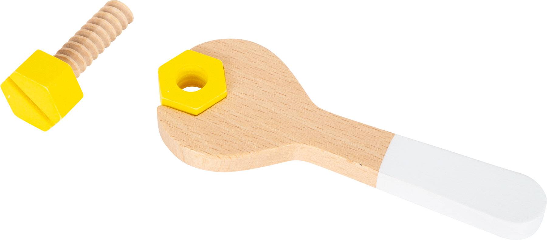 Holzspielzeugschlüssel mit einer gelben sechskantigen Mutter auf weißem Hintergrund, der einem einfachen Werkzeug ähnelt, mit dem Kinder spielen und lernen können.