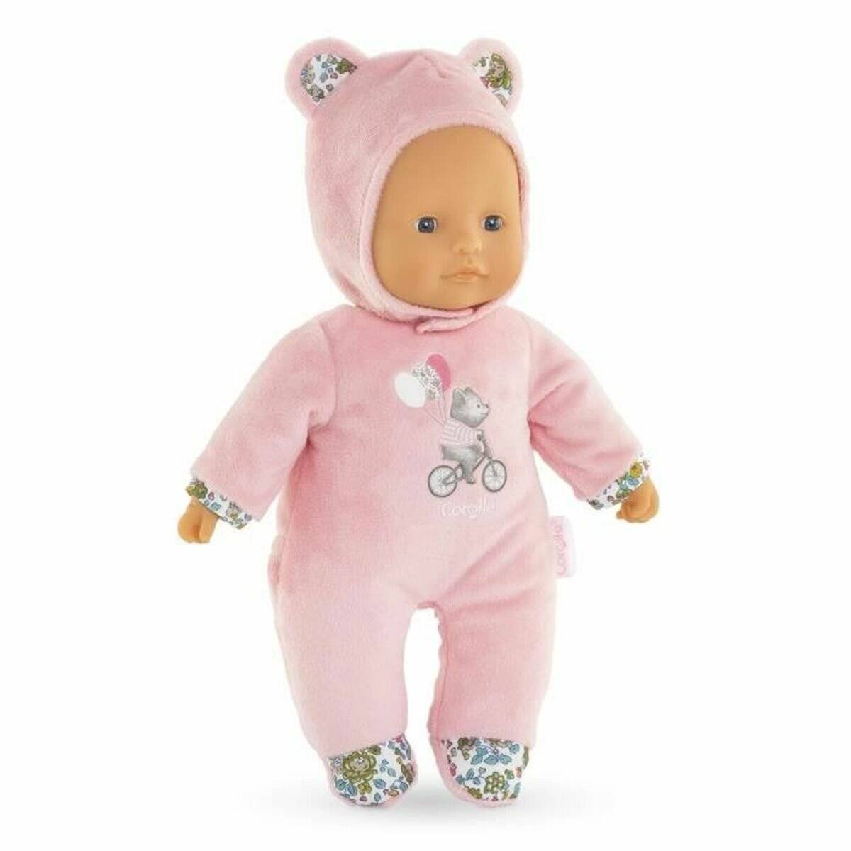 Rosa Babypuppe in einem Kapuzen-Bärchen-Onesie mit Blumensaum, stehend vor weißem Hintergrund.