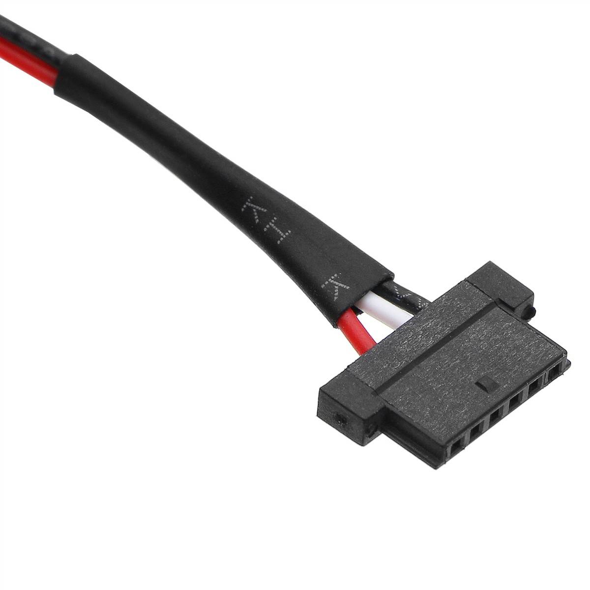 Ein schwarzer Computerstecker mit roten, schwarzen und weißen Drähten, der für interne Hardwareverbindungen verwendet wird.