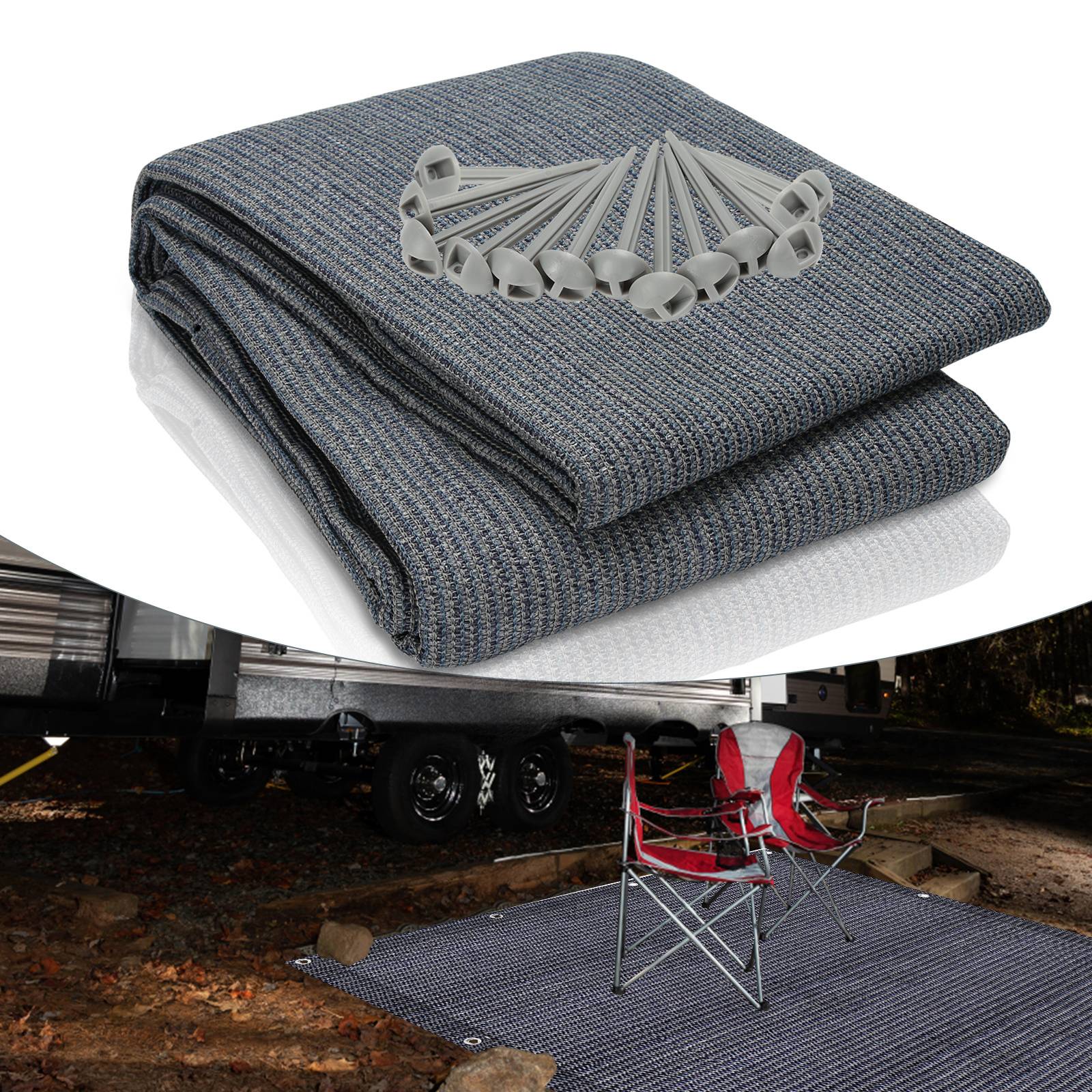 Graue gewebte Außenmatte mit Eckösenlöchern, die nachts unter zwei Campingstühlen neben einem Anhänger in Gebrauch gezeigt wird.