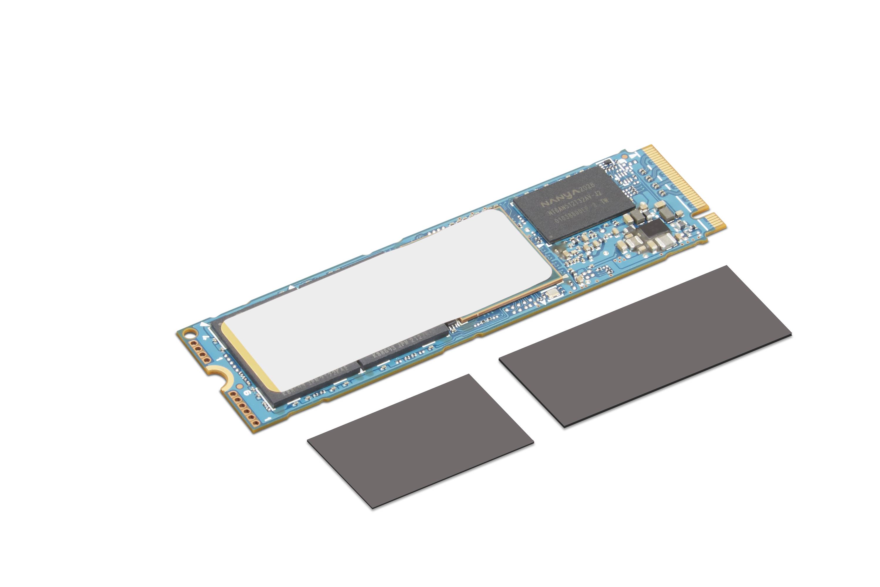 Ein blues M.2-Solid-State-Laufwerk mit NAND-Chip und Controller, dargestellt mit zwei separaten grauen Wärmepads daneben auf schwarzem Hintergrund.