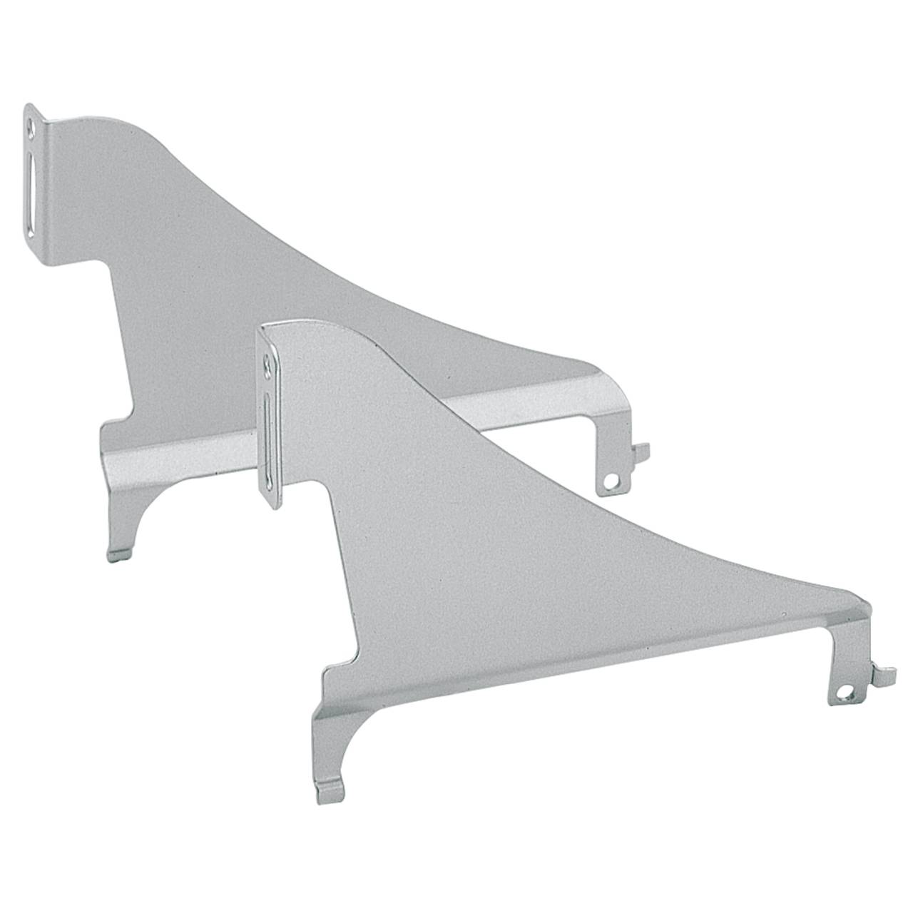 Eine moderne weiße Küche mit einem hohen ausziehbaren Speiseschrank, der verschiedene Lebensmittel, Dosen und Flaschen präsentiert. Ein Spülbecken und eine Arbeitsplatte mit sichtbaren Lebensmitteln.