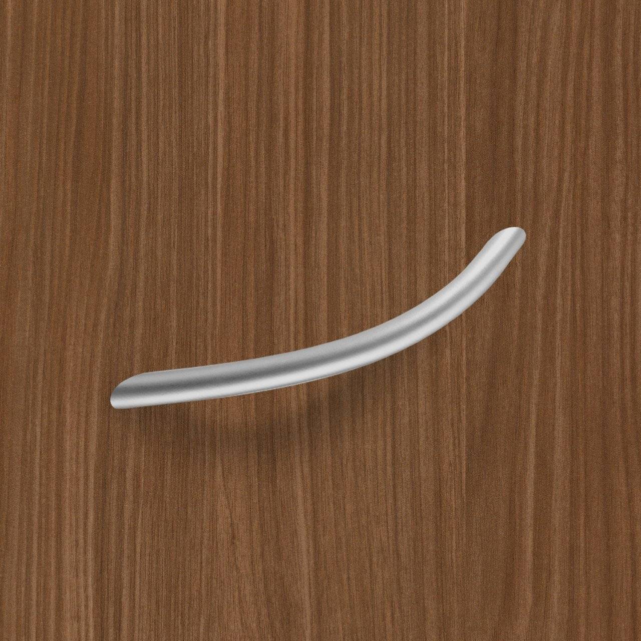 Ein eleganter, moderner silberner Türgriff, der an einer Holztüroberfläche befestigt ist und ein minimalistisches Design zeigt.