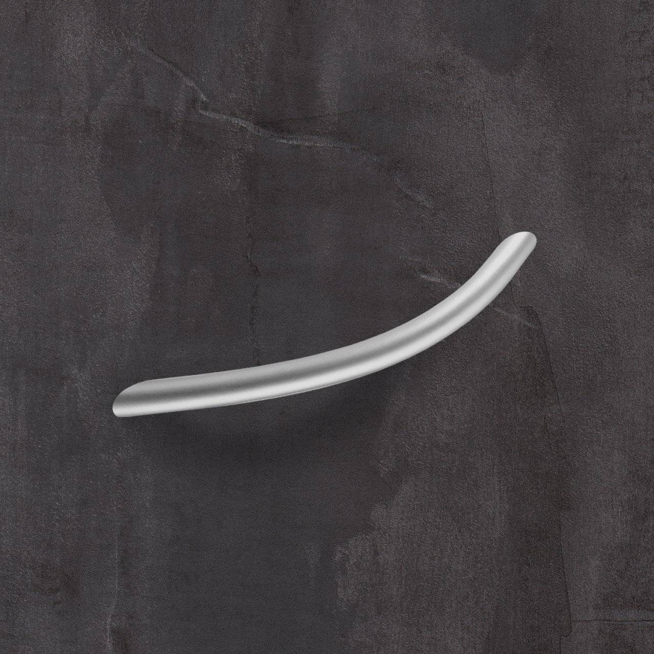 Ein elegantes, geschwungenes modernes Türgriff gegen einen dunklen strukturierten Hintergrund.