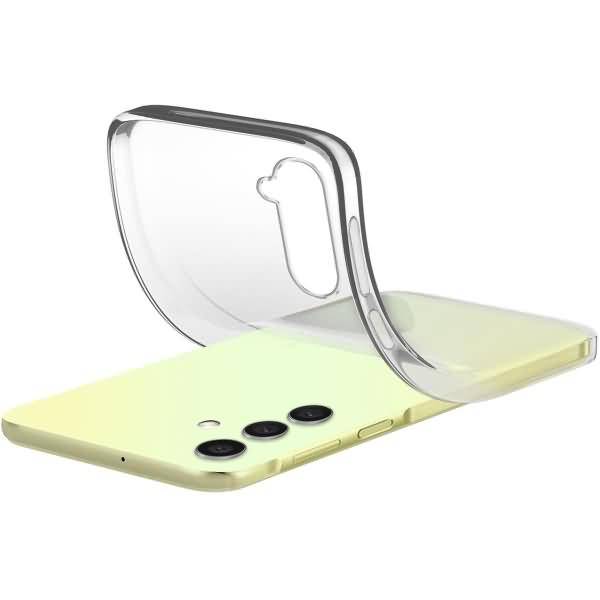 Transparente, flexible Handyhülle wird über ein hellgelbes Smartphone gezogen, dargestellt in einer angewinkelten Produktansicht auf weißem Hintergrund.