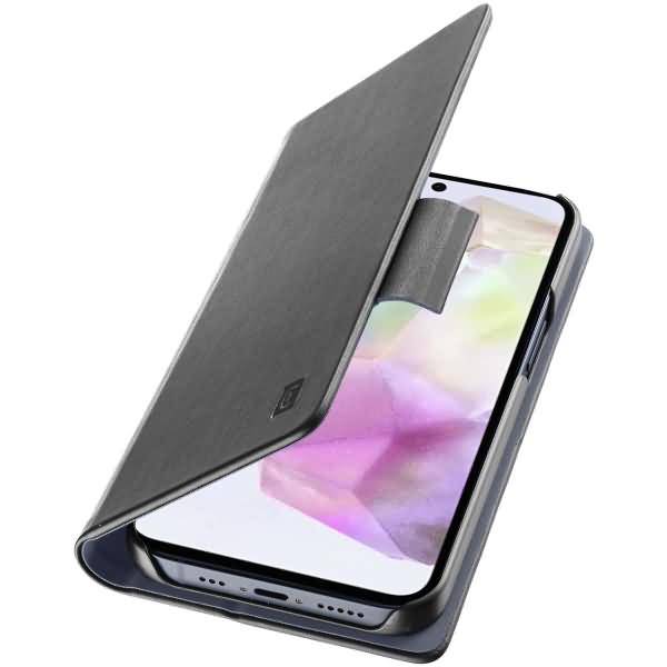 Ein Smartphone in einer dunklen Flip-Hülle mit geöffnetem Frontdeckel, der den Bildschirm und die Kameraaussparung zeigt.