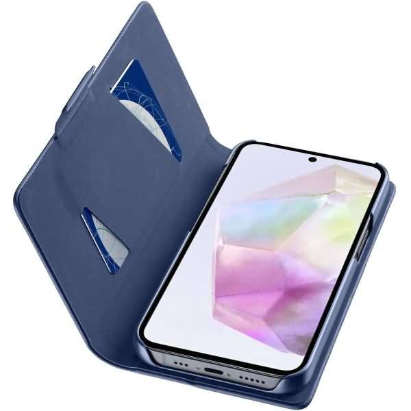 Blaue Folio-Handyhülle mit einem Smartphone im Inneren, offen, um den Vorderbildschirm und das Ausschnittfenster auf der Abdeckung zu zeigen.