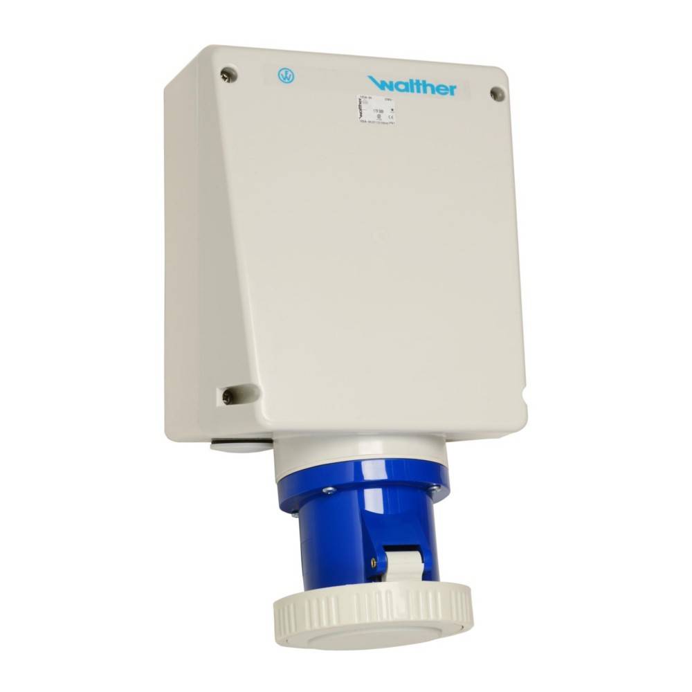 Eine weiße elektrische Anschlussdose mit einem blauen Steckdosenauslass, beschriftet mit 'Walther', für industrielle Verwendung, an einer Wand montiert.