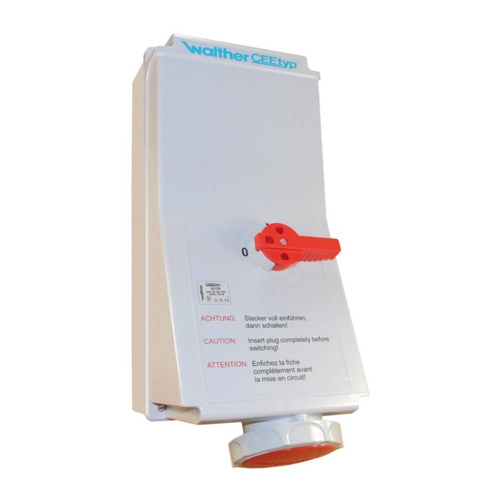 Industrielle Wandsteckdose mit rotem Schalter und Sicherheitshinweisen in mehreren Sprachen, mit Betonung von 