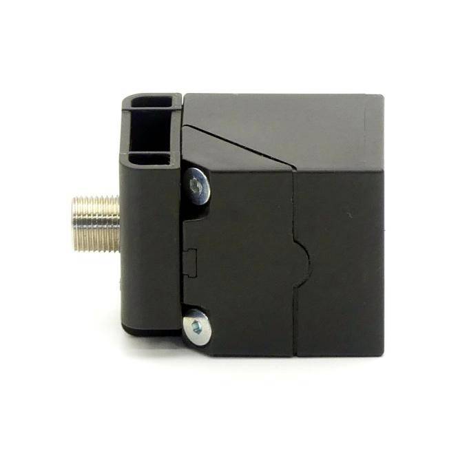 Schwarze rechteckige elektrische Komponente mit einem Gewinde-Metallstecker, der auf der linken Seite aus einem weißen Hintergrund herausragt.