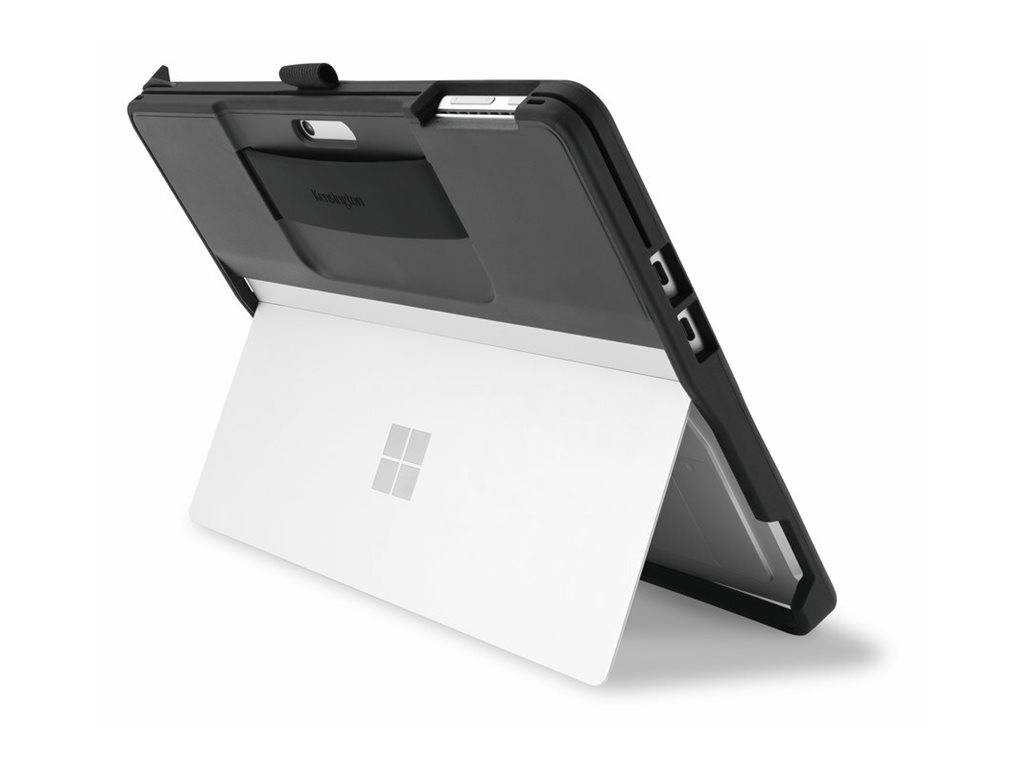 Ein schwarzes Tablet-Etui mit verstellbarem Ständer unterstützt ein Microsoft Surface-Gerät, in Rückansicht auf weißem Hintergrund dargestellt.