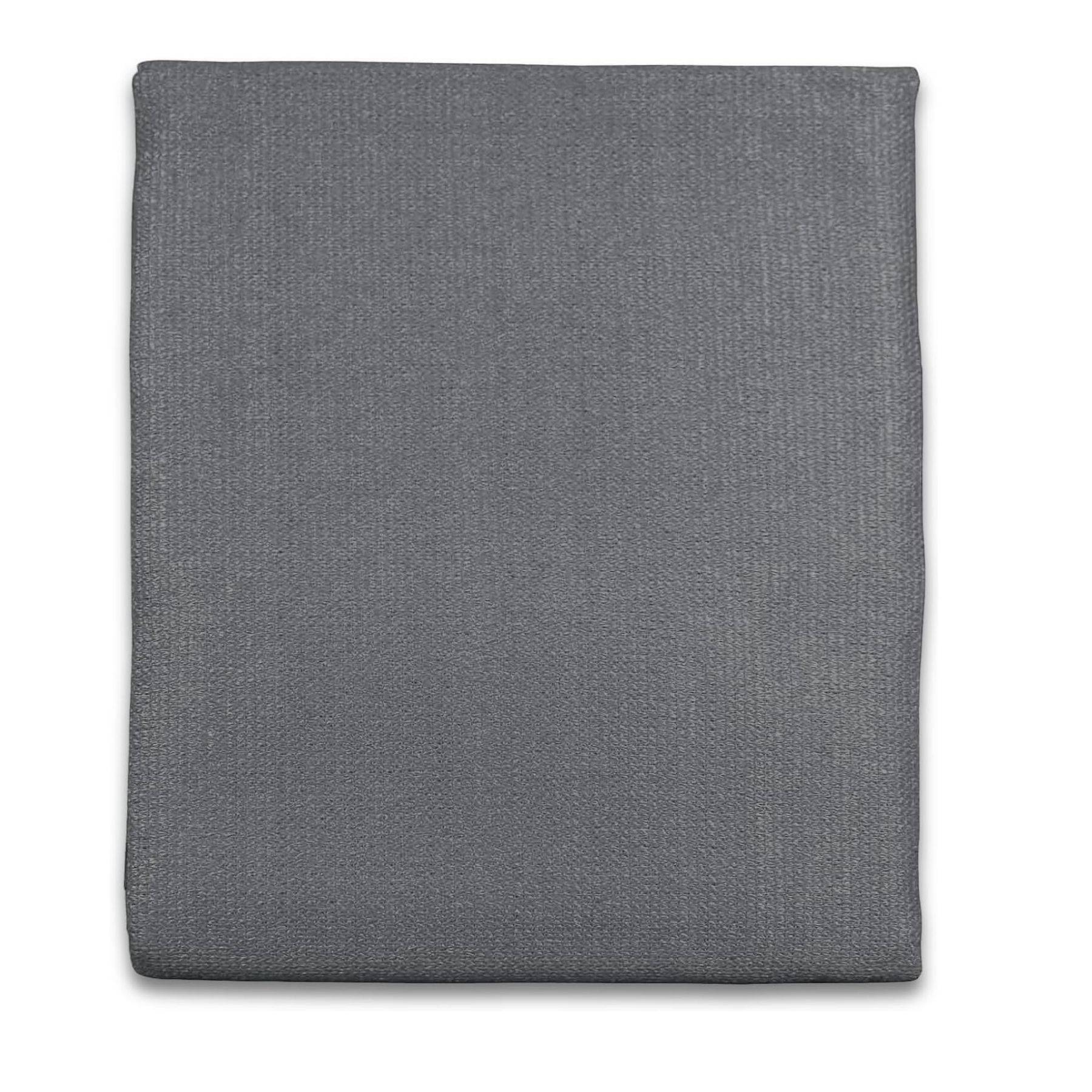 Eine gefaltete graue Stoffserviette mit weicher Textur, flach auf weißem Hintergrund liegend.