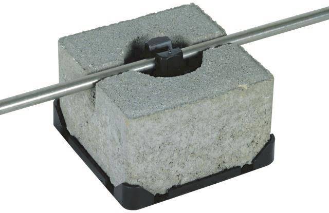 Betonblock mit einer Metallstange durch seine Mitte, verwendet zur Stabilisierung von Strukturen oder als Teil eines Stützsystems.