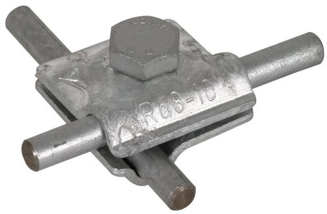 Eine Metallerdungsschelle mit einem sechskantigen Bolzen sichert zwei senkrecht zueinander angeordnete Stangen und wird häufig in elektrischen Erdungssystemen verwendet.