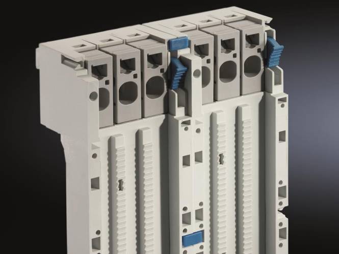 Ein modularer, auf einer Schiene montierter elektrischer Klemmenblock mit mehreren Schlitzen und Steckverbindern zum Verdrahten, mit einem Weiß- und Blaukolorierungsschema.