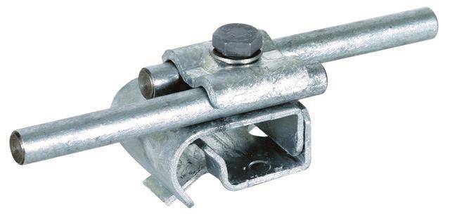 Eine Metallrohrschelle mit einem Bolzen oben sichert zwei sich kreuzende Rohre. Die Schelle ist silberfarben und wird für die strukturelle Stabilität verwendet.