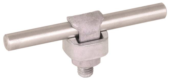Ein Metallstab wird mit einer Klemme und einem Bolzen gesichert und veranschaulicht eine Art von Industriebefestiger, die in der Konstruktion oder beim Maschinenbau verwendet wird.