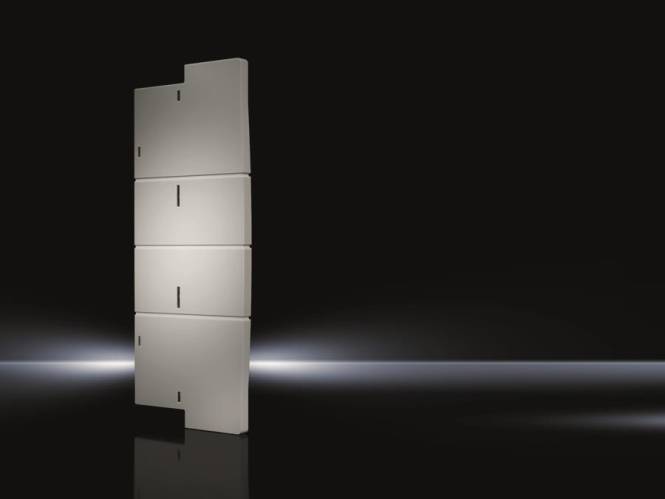 Gestapelte weiße Schränke vor dunklem Hintergrund mit seitlicher Beleuchtung, die einen Schatteneffekt erzeugt. Minimalistischer Stil.