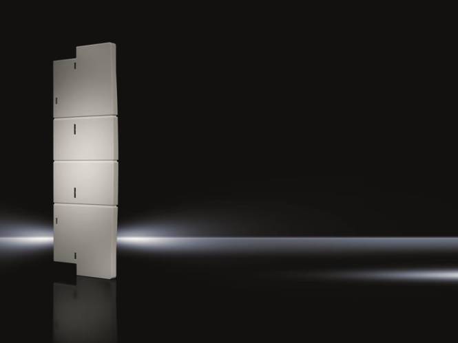 Eine minimalistische Lichtszenerie, die eine Reihe gestapelter, abstrakter weißer Flächen zeigt, die Schatten gegen einen dunklen Hintergrund werfen.