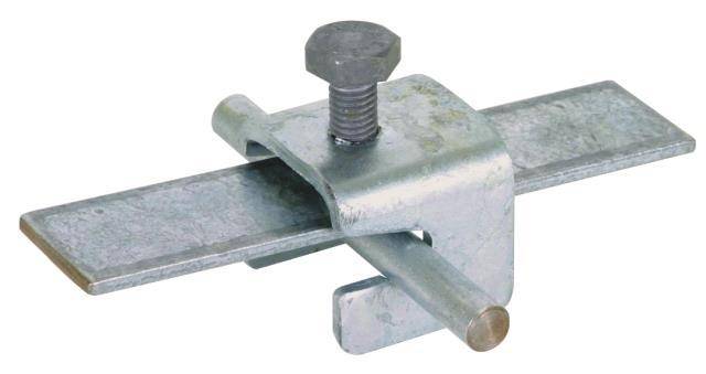 Eine Metallklemme befestigt sich mit einem Bolzen an einer rechteckigen Schiene. Die Klemme sichert die Schiene durch das Anziehen des Bolzens und ist ein Beispiel für eine industrielle Befestigungslösung.