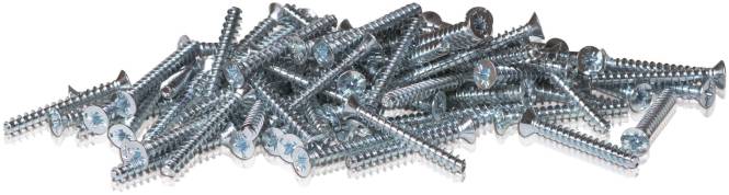 Ein Haufen glänzender silberner Schrauben mit Schlitzköpfen, verstreut auf einer weißen Oberfläche.