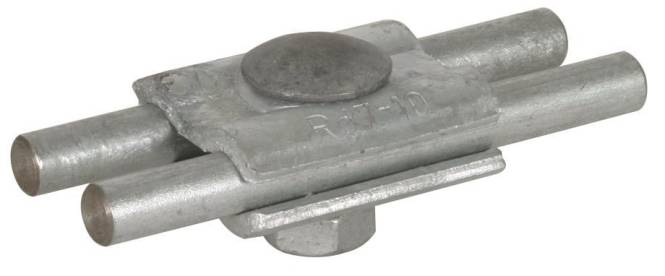 Eine Metallklemme mit einem Bolzen wird in Nahaufnahme gezeigt, die eine gestempelte Markierung „RJ7-10