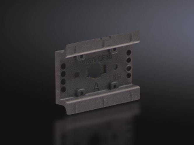 Eine Nahaufnahme einer kleinen, rechteckigen Metallklammer mit mehreren Löchern und einem nach oben zeigenden Pfeil vor einem dunklen Hintergrund.