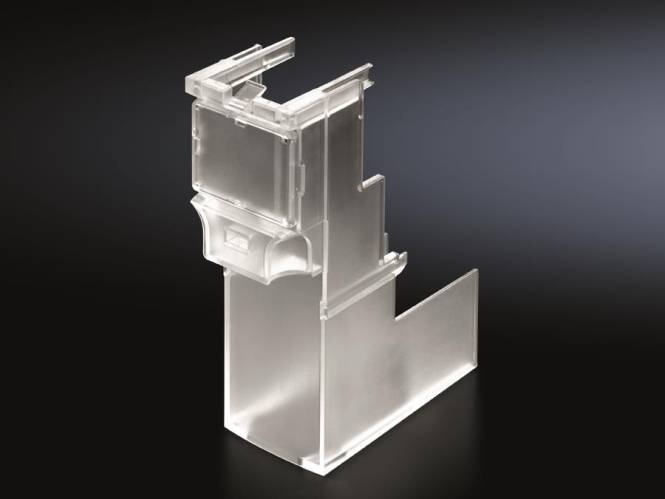 Ein transparenter, rechteckiger Kunststoffbehälter mit offener Oberseite und einer kleinen vorstehenden Leiste auf dunklem Hintergrund.