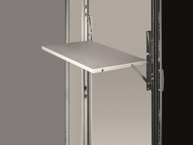 Metallregal zum Zusammenklappen, an einer Wand montiert, in ausgeklapptem Zustand dargestellt. Wird verwendet, um zusätzlichen Arbeitsplatz in einem kompakten Bereich bereitzustellen.