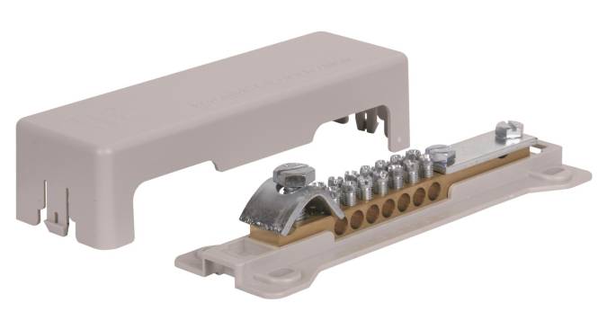 Ein Metallerdungsschiene mit mehreren Schraubklemmen, untergebracht in einem beigefarbenen Kunststoffgehäuse, verwendet für elektrische Drahtverbindungen.