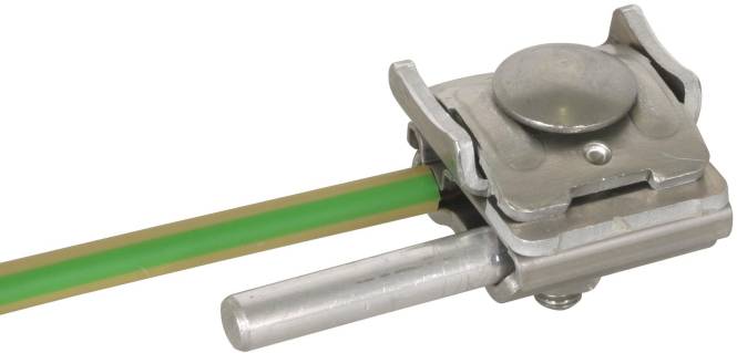 Nahaufnahme eines Drahtabisolwerkzeugs in Verwendung, wobei der Metallkern eines gelb-grünen Elektrodrahts freigelegt wird.