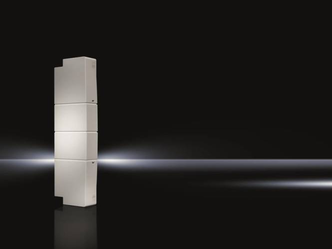 Ein Stapel von vier schlanken, rechteckigen weißen Lautsprechereinheiten steht vor einem schwarzen Hintergrund mit subtilen Lichtstreifen, was modernes Design andeutet.