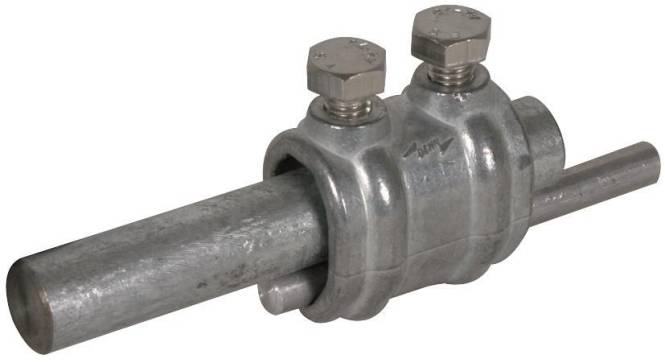 Eine metallische Rohrschelle, die zwei Rohrstücke sichert und auf der Oberseite zwei sichtbare Bolzen zum Anziehen aufweist.