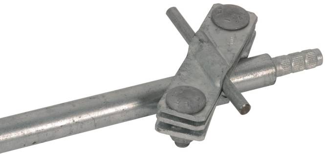 Ein Nahaufnahmebild einer Metallrohrschelle, die zwei Rohre verbindet, und zeigt die Bolzen und Struktur der Schelle. Die Rohre sind zylindrisch und metallisch.