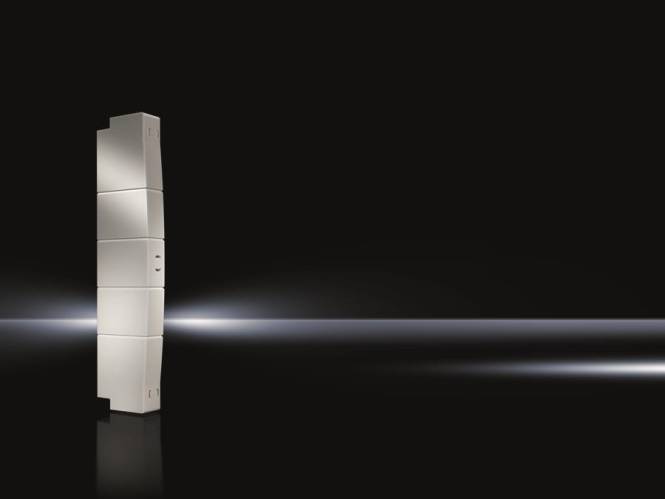 Bose Professional Lautsprecherarray vertikal übereinander gestapelt vor einem dunklen Hintergrund, das sein elegantes Design und fortschrittliche Technologie hervorhebt.